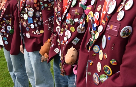 Jede Nadel erzählt eine Geschichte: die Jacken der Austauschstudenten